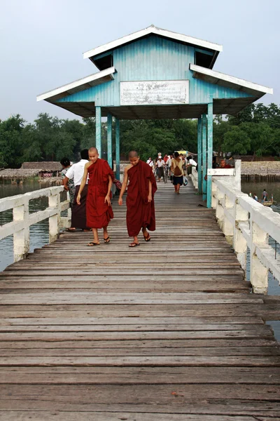 Δύο μοναχών να περπατούν στη γέφυρα u-ον σε amarapura — Φωτογραφία Αρχείου