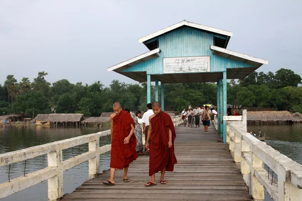 Två munkar promenader på u-vara bron i amarapura — Stockfoto