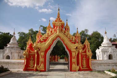 kuthodaw Selami mandalay, myanmar içinde kırmızı bir geçit