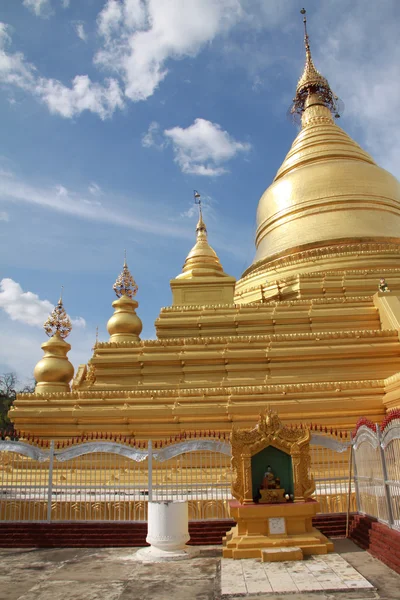 Gouden stoepa van kuthodaw paya in mandalay — Stockfoto