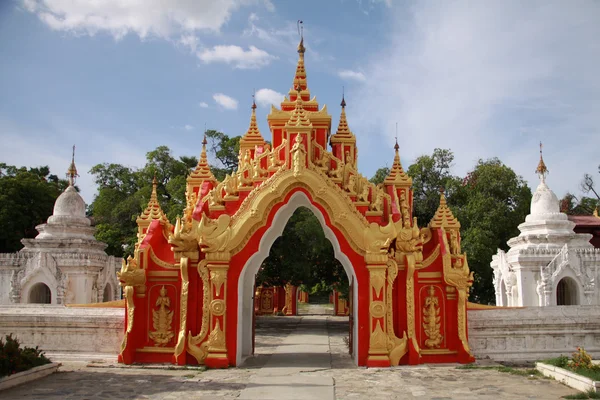 Červená brána v kuthodaw paya v mandalay, myanmar — Stock fotografie