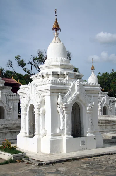 在 kuthodaw 帕亚在曼德勒的白色佛塔 — 图库照片