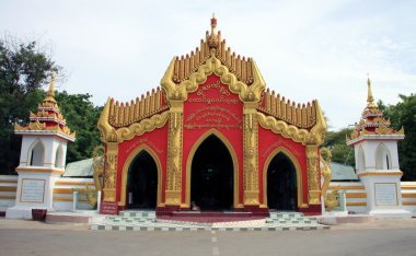 kırmızı kapı girişinde bir tapınağa