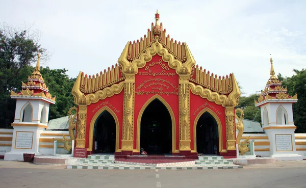 Red gate entrance to a temple — Stock Photo, Image