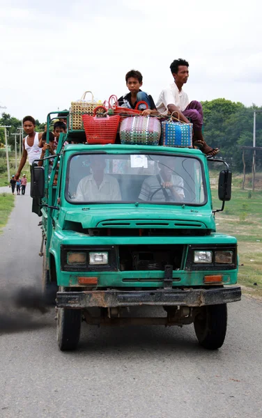 Sobrecarga e carro poluente em Mianmar — Fotografia de Stock