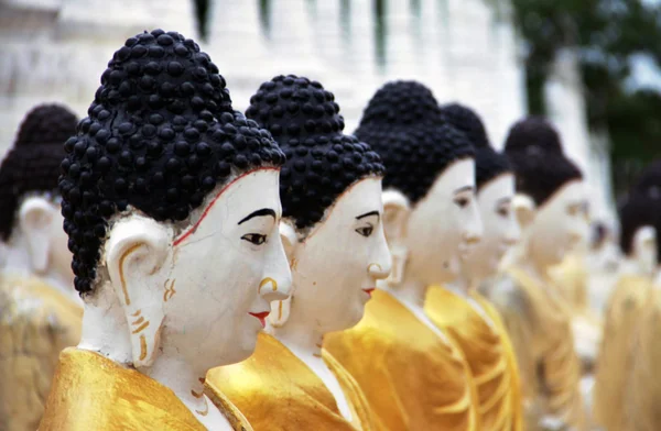 Många Buddhas skulpturer i monwya, myanmar — Stockfoto