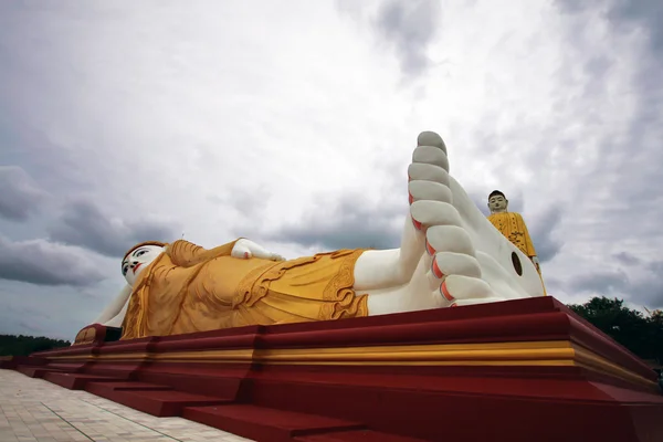 Zwei riesige Buddha-Statuen in Myanmar — Stockfoto