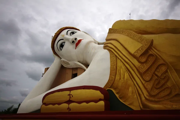 Büyük yalan Buda'nın heykeli, myanmar — Stok fotoğraf