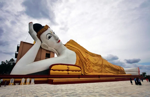 Wielkie kłamstwo posąg Buddy, myanmar — Zdjęcie stockowe