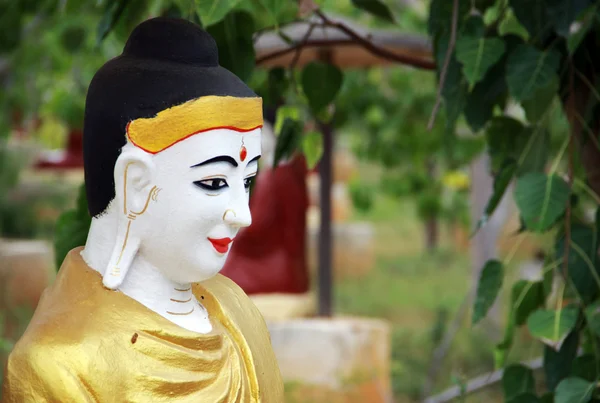 Boeddha's sculptuur in Heilige Tuin, myanmar — Stockfoto
