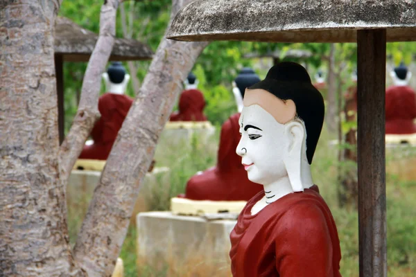 Buddhas Skulpturen im heiligen Garten, Myanmar — Stockfoto