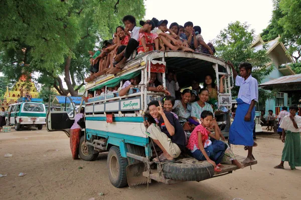 Overbelasting van de vrachtwagen in myanmar — Stockfoto