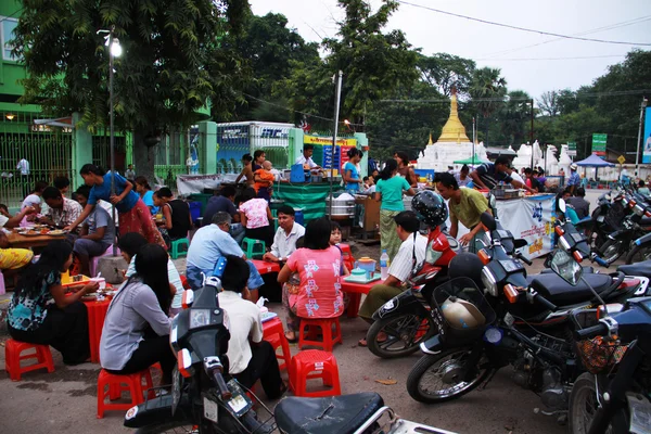 Open restaurants en verkeer in myanmar — Stockfoto