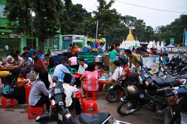 Ristoranti aperti e traffico in Myanmar — Foto Stock