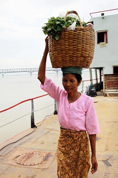 Myanmar woman carrying a basket on her head — Stock Photo, Image