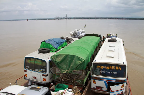 Irrawaddy fluss überquerung in pakokku — Stockfoto