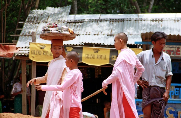 Tres monjas caminando en Pakokku — Foto de Stock