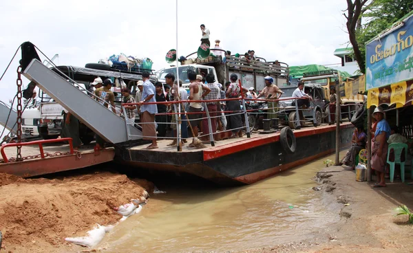 Barmský řeka života v pakokku — Stock fotografie
