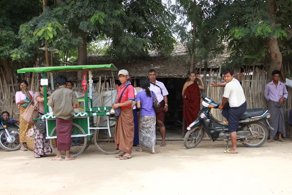 Уличная жизнь Мьянмы — стоковое фото