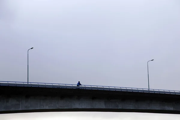 Cyclist on bridge — Stock Photo, Image