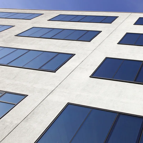 Niebieski windows w nowoczesną fasadą — Zdjęcie stockowe