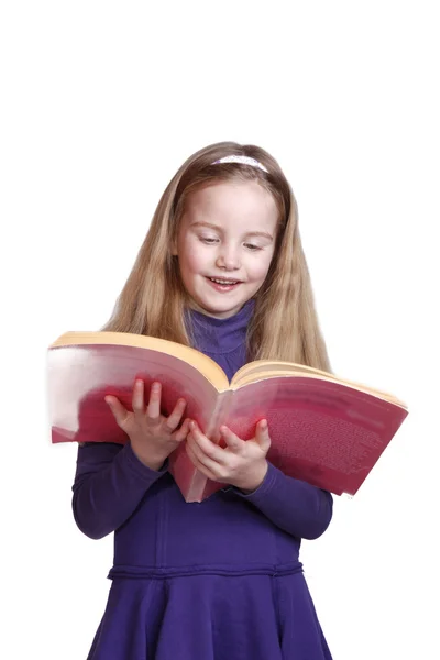 Mladá dívka čte knihu — Stock fotografie