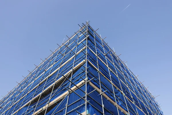 Hörnet av blå byggnadsställningar — Stockfoto