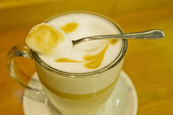 Kopi latte pola busa gelas macchiato — Stok Foto