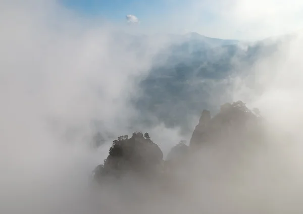 "Вершины гор в облаках " — стоковое фото