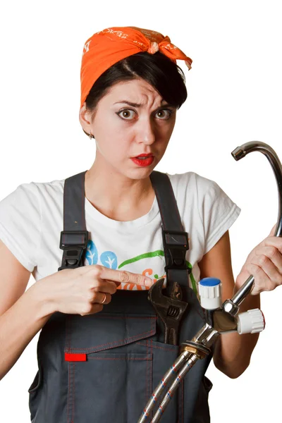 Menina confusa tentando reparar torneira — Fotografia de Stock