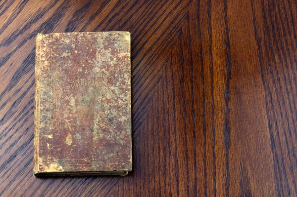 Стара книга на дерев'яному тлі — стокове фото