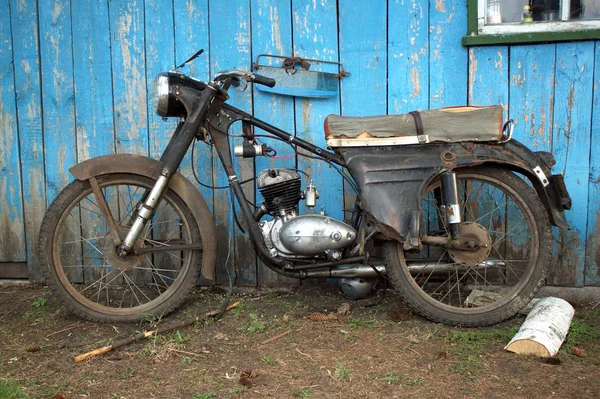 ? 彼の古いソビエト バイク ストック画像