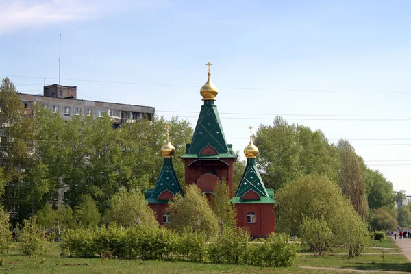 Церковь в зеленой среде — стоковое фото