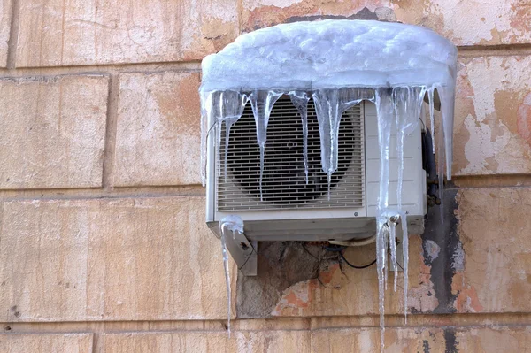 Nieve y carámbanos en el acondicionador —  Fotos de Stock