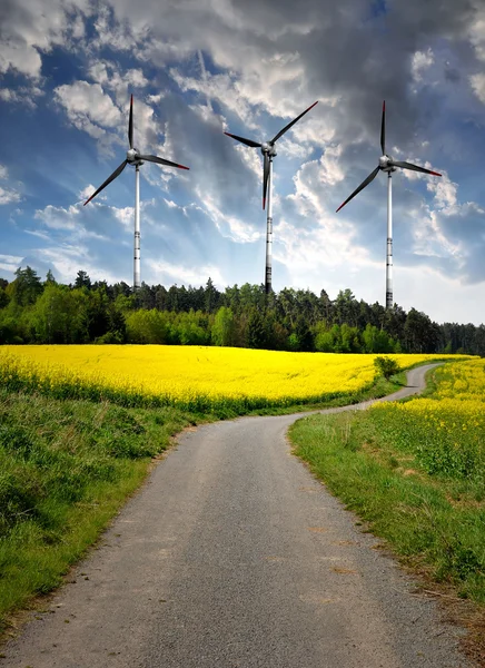 Våren landskap med vindkraftverk — Stockfoto
