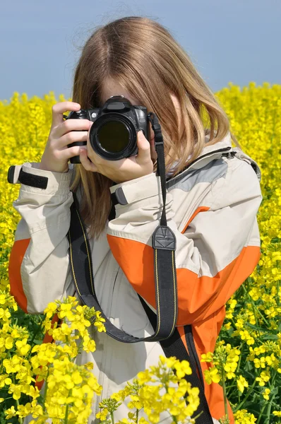 Dívka fotí — Stock fotografie