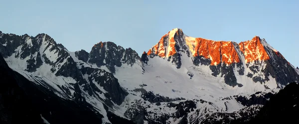 Zonsopgang boven jaar-Italiaanse Alpen — Stockfoto