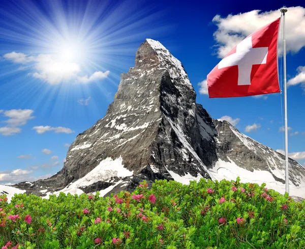 Matterhorn med schweizisk flagga - schweiziska Alperna — Stockfoto