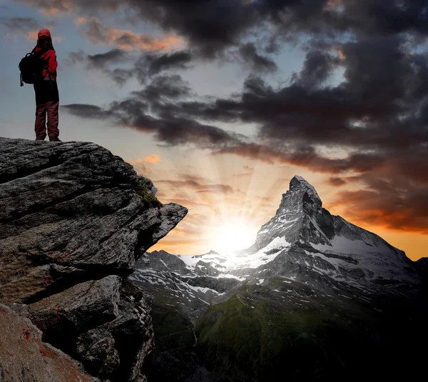 Κορίτσι κοιτάζοντας στο όμορφο βουνό matterhorn — Φωτογραφία Αρχείου