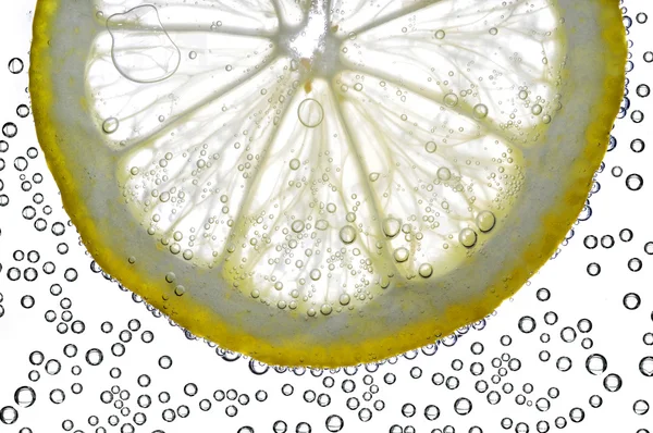 Кусочек лимона в воде — стоковое фото