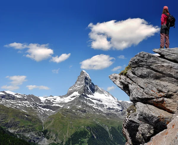Κορίτσι κοιτάζοντας στο όμορφο βουνό matterhorn — Φωτογραφία Αρχείου