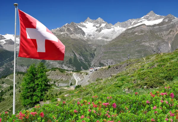 Montaña Ober Gabelhorn con bandera suiza — Foto de Stock