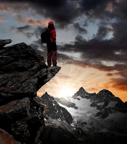 Chica mirando el hermoso Monte Ober Gabelhorn — Foto de Stock