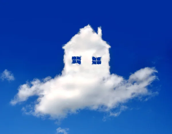 Hus i moln — Stockfoto