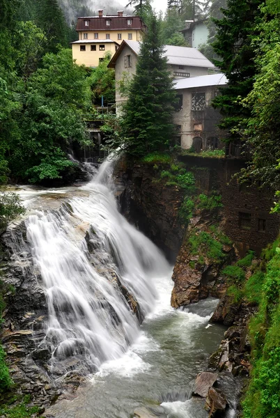 Cachoeira na bela cidade termal de Bad Gastein — Fotografia de Stock