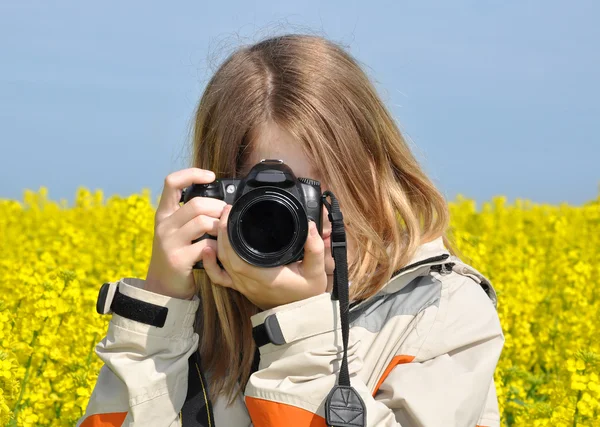 Menina tirar fotos — Fotografia de Stock