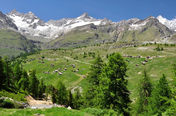 Dorf findeln in den Schweizer Alpen — Stockfoto