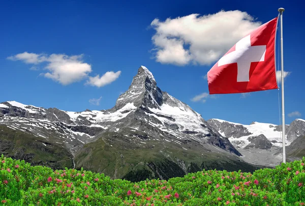 Matterhorn med schweizisk flagga — Stockfoto
