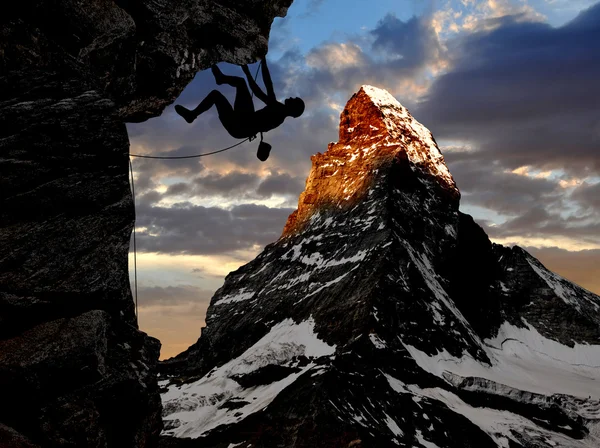 Силуэт альпиниста — стоковое фото