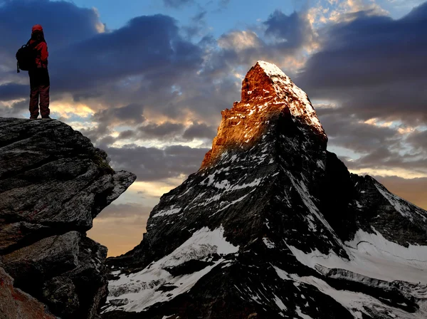 Mädchen mit Blick auf das wunderschöne Mount Matterhorn — Stockfoto
